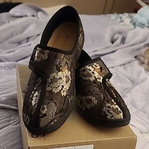 Foamtreads Black and White Floral Slippers
